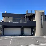 Penguins Cove Coastal Sanctuary Studio Apartment-Bloubergstrand