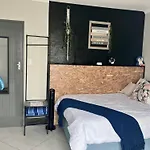 Penguins Cove Coastal Sanctuary Studio Apartment-Bloubergstrand